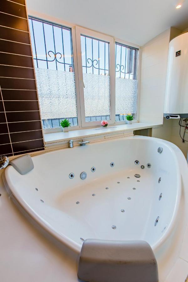 Big Jacuzzi , Sauna , Khreshchatyk Apartments Kyiv Exterior photo
